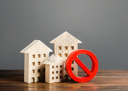 公寓楼和红色禁止符号 NO 应急和不适用于居住建筑 无法获得昂贵的住房 缺乏居住空间和建造新房的可能性图片