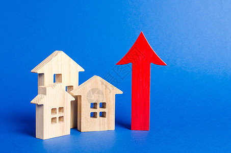 三个木屋和红色向上箭头 房地产增值 高建设率 高流动性 供需 住房价格 建筑维护 高层建筑限制图片