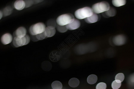 灯光效果运动白色彩色抽象在黑色背景上用于装饰图形设计夜间照明背景 LED 灯任何背景节日设计的照明图片