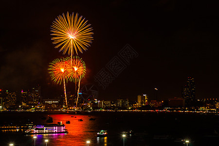 夜市风景背景的烟花色彩多彩的庆祝节日派对焰火快乐喜悦海滩假期星星展示城市纪念日图片