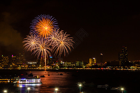 夜市风景背景的烟花色彩多彩的庆祝节日派对快乐假期纪念日乐趣庆典展示周年喜悦天空图片