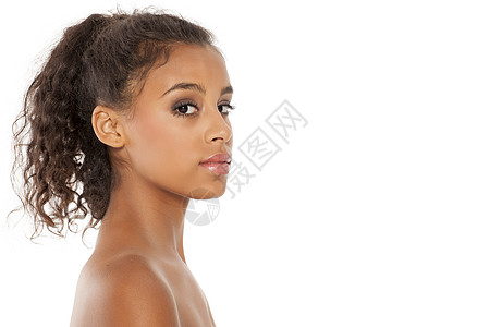 一位美丽的年轻黑皮肤女性的肖像棕色女孩肩膀头发女士黑色工作室化妆品眼睛温泉图片