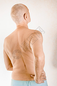 患有低背痛的人腰背按摩男性背痛身体脖子伤害肌肉痛苦腰痛男人高清图片素材