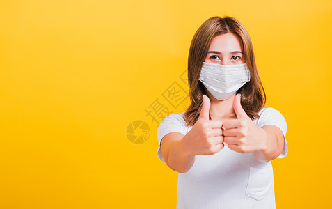 戴面罩保护妇女 显示拇指好打法手势女孩工作室感染女性药品女士面具预防流感图片