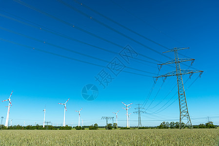 供电线路和风力涡轮机电源线风车技术转换器发动机传播农场环境天空电缆图片