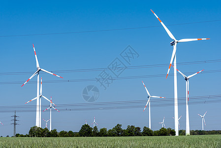 高管输电线和风力涡轮机图片