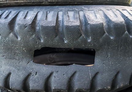 一堆损坏和磨损的旧黑轮胎 损坏和磨损 o卡车服务空间圆圈橡皮空闲车辆旅行速度黑色图片