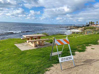 在CCOVID19大流行期间 带有信息标志的封闭式La Jolla海滩指示牌压力天空领导长椅流感危险卫生公园保健图片