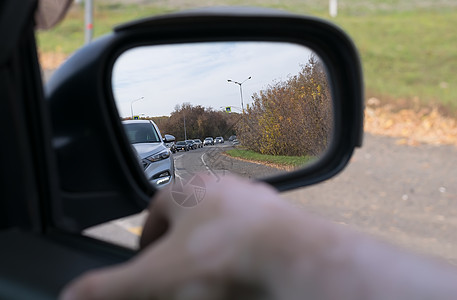 人手放在车门上运动反射工作镜子驾驶司机药品玻璃队列乘客图片