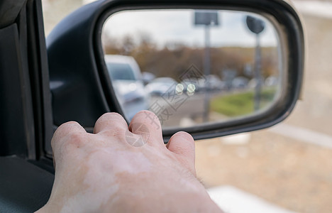 人手放在车门上驾驶镜子窗户反射工作药品交通玻璃乘客运动图片