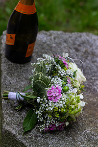 婚礼用鲜花和酒瓶子订婚玻璃玫瑰已婚餐厅纪念日派对生活周年酒店图片