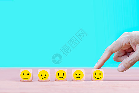 商务人士选择一个快乐的图释图标脸 服务通讯顾客营销表情商业产品情绪木头人士质量审查图片