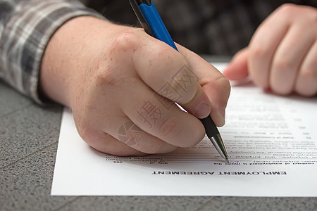 签署就业协议; 签订劳动合同高清图片