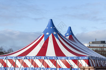 红白相间的马戏团帐篷 顶上是蓝星覆盖 顶着阳光明媚的蓝天 云朵狂欢乡愁闲暇吸引力圆顶蓝色喜悦横幅条纹派对图片