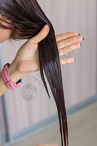 女人的头发 栗子颜色 女人洗头发快乐女孩女性青少年染色黑发发型福利外貌身体图片