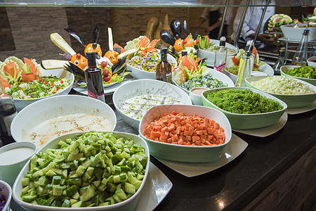 餐馆自助餐厅沙拉食品变色陶器青椒营养托盘用餐食物绿色白色沙拉台酒店图片