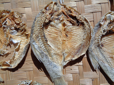 具有自然背景的咸鱼干燥过程 生鱼 印度尼西亚语 爪哇语 称为 ikan balur 它是印度尼西亚传统的著名配菜季节营养食品农村图片