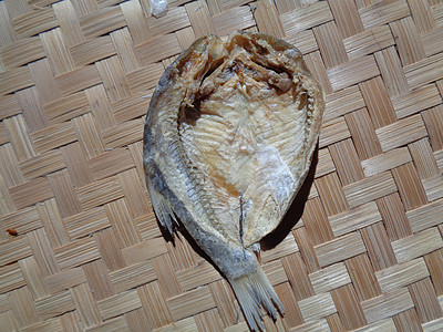 具有自然背景的咸鱼干燥过程 生鱼 印度尼西亚语 爪哇语 称为 ikan balur 它是印度尼西亚传统的著名配菜干鱼农村饮食季节图片