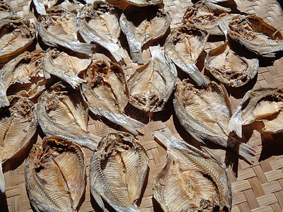 具有自然背景的咸鱼干燥过程 生鱼 印度尼西亚语 爪哇语 称为 ikan balur 它是印度尼西亚传统的著名配菜美食干鱼薯条食品图片