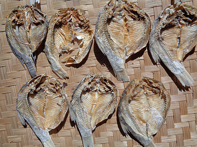 具有自然背景的咸鱼干燥过程 生鱼 印度尼西亚语 爪哇语 称为 ikan balur 它是印度尼西亚传统的著名配菜健康饮食市场营养图片