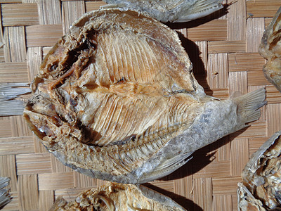 具有自然背景的咸鱼干燥过程 生鱼 印度尼西亚语 爪哇语 称为 ikan balur 它是印度尼西亚传统的著名配菜农村钓鱼薯条市场图片