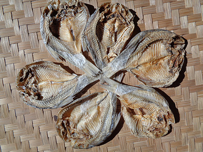 具有自然背景的咸鱼干燥过程 生鱼 印度尼西亚语 爪哇语 称为 ikan balur 它是印度尼西亚传统的著名配菜美食农村市场健康图片