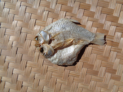 具有自然背景的咸鱼干燥过程 生鱼 印度尼西亚语 爪哇语 称为 ikan balur 它是印度尼西亚传统的著名配菜美食季节饮食海滩图片