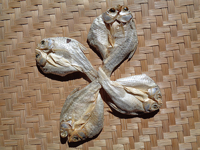 具有自然背景的咸鱼干燥过程 生鱼 印度尼西亚语 爪哇语 称为 ikan balur 它是印度尼西亚传统的著名配菜钓鱼食品市场盐渍图片