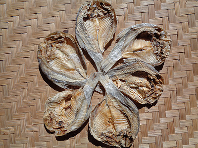具有自然背景的咸鱼干燥过程 生鱼 印度尼西亚语 爪哇语 称为 ikan balur 它是印度尼西亚传统的著名配菜食品热带海滩市场图片