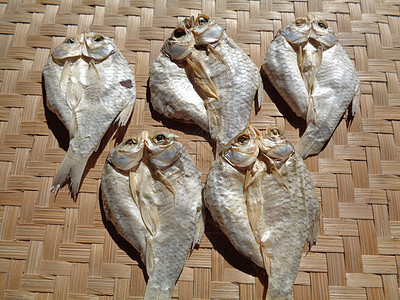 具有自然背景的咸鱼干燥过程 生鱼 印度尼西亚语 爪哇语 称为 ikan balur 它是印度尼西亚传统的著名配菜薯条热带市场美食图片
