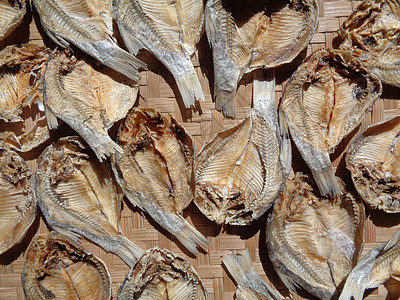 具有自然背景的咸鱼干燥过程 生鱼 印度尼西亚语 爪哇语 称为 ikan balur 它是印度尼西亚传统的著名配菜盐渍薯条食品农村图片
