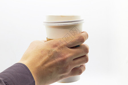 手在孤立的白色背景上挂着塑料杯咖啡小样食物早餐袖子纸板推广男性嘲笑品牌图片