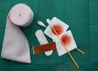 包括石膏 鼻涕 血胶布和绿色的滚纱布等工具保健绷带外科伤害技术医院手术援助情况服务图片
