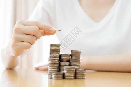 手把硬币放在白背景的一堆硬币上交换楼梯投资金属市场商业经济货币现金银行业图片
