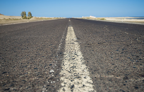 查看遥远的沙漠道路公路蓝色天空干旱地平线消失沥青白线旅行图片