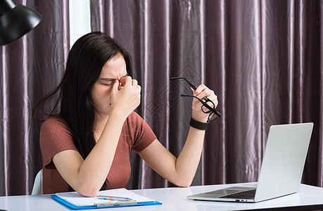 女商务人士感到疲劳 压力压迫着他的鼻子闭紧眼睛职场人士女孩商业眼镜笔记本商务办公室工作女士图片