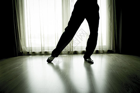 男人用白鞋和黑皮鞋跳舞的腿图片