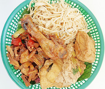 Berkat 印度尼西亚感恩节食品 有白色背景 Berkat 是来自爪哇的感恩节食物 Berkat 包含米饭 炒面 炸鸡 豆腐和图片