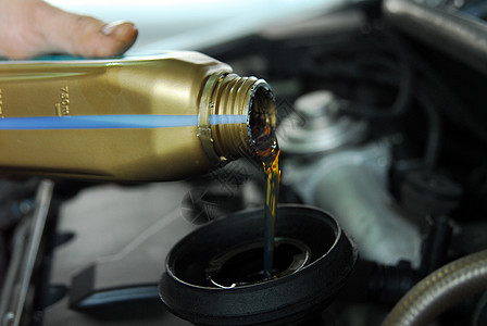 将石油添加到汽车上瓶子润滑车辆店铺兜帽作坊柴油机漏斗运输测试图片