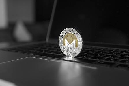 笔记本电脑上的 Monero 硬币符号 未来概念金融货币 加密货币符号 区块链挖矿 数字货币和虚拟加密货币概念 商业的 商业的密图片
