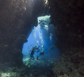 在一个水下洞穴中潜水的Scuba潜水员图片