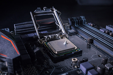 计算机处理器芯片上的热油糊 PC CPU上的热化合物 冷却升级概念图片
