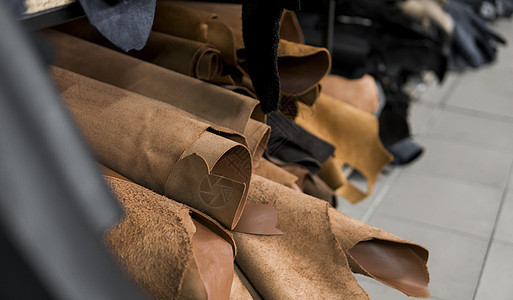 不同的皮革卷 彩色皮革碎片 天然棕红色皮革卷 制造箱包 鞋子 服装和配饰的原材料皮肤材料皮匠手工奶牛皮革加工衣服成套工厂生产图片