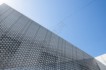 具有白色铝立面和铝板的建筑与蓝天相映成趣货运工厂职场加载货物建筑学盘子蓝色金属材料图片