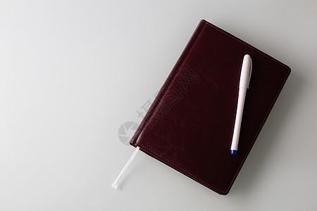 钢笔和日记的近镜头 假皮衣封面图片