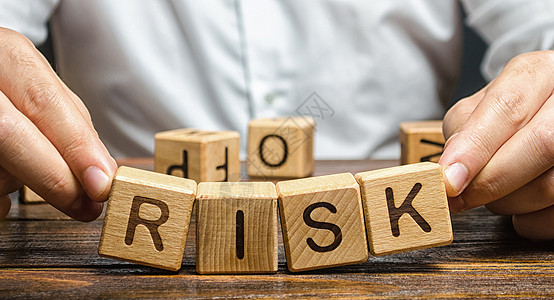 男人漫不经心地提出了风险这个词 商业风险高 平衡脆弱 不安全 对可能出现的问题和冲击的谨慎和预期 规划和行动策略 分析图片