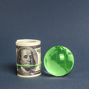 美元卷和绿色星球地球仪 国际汇款 吸引投资 全球金融体系 世界贸易和经济关系的纽带 商业行业 极简主义图片