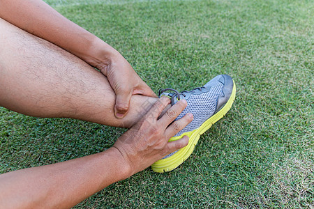 在体育场训练时脚踝受伤的运动运动员跑步者图片