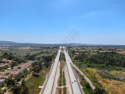 高速公路鸟瞰图 高速公路与车辆在运动中速度街道天线运输路口旅行风景交通路线沥青图片