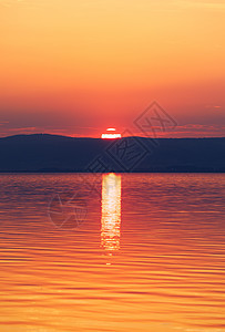 美丽的日落或海面上的日出 热带日落或苏反射墙纸晚霞海景戏剧性海岸橙色橙子海浪全景图片